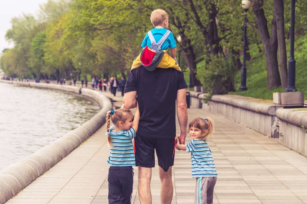 foto de uma família passeando em Moema