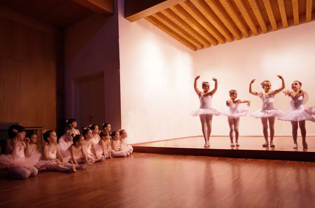 foto de crianças dançando ballet infantil
