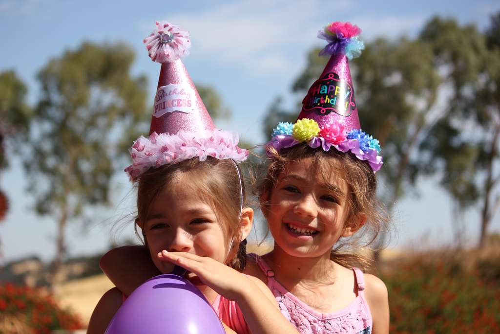 duas meninas em uma festa de aniversário