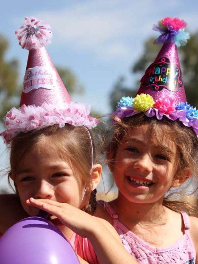 duas meninas em uma festa de aniversário