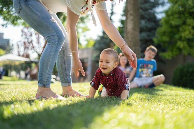 foto de uma família em um parque