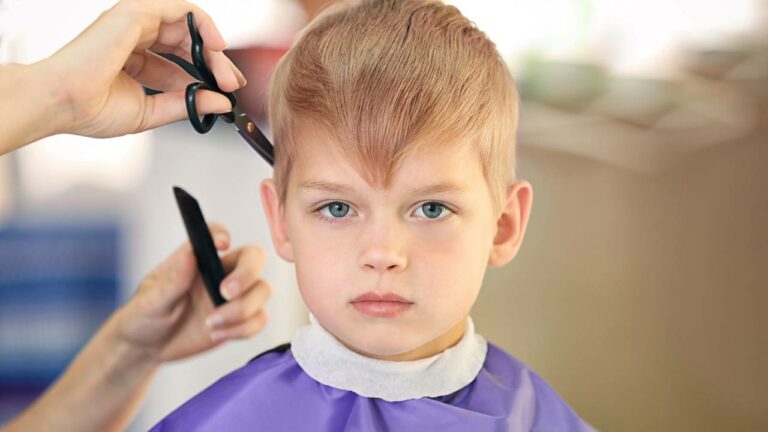 Garoto no cabeleireiro infantil.