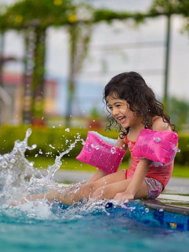 foto de uma criança na borda da piscina