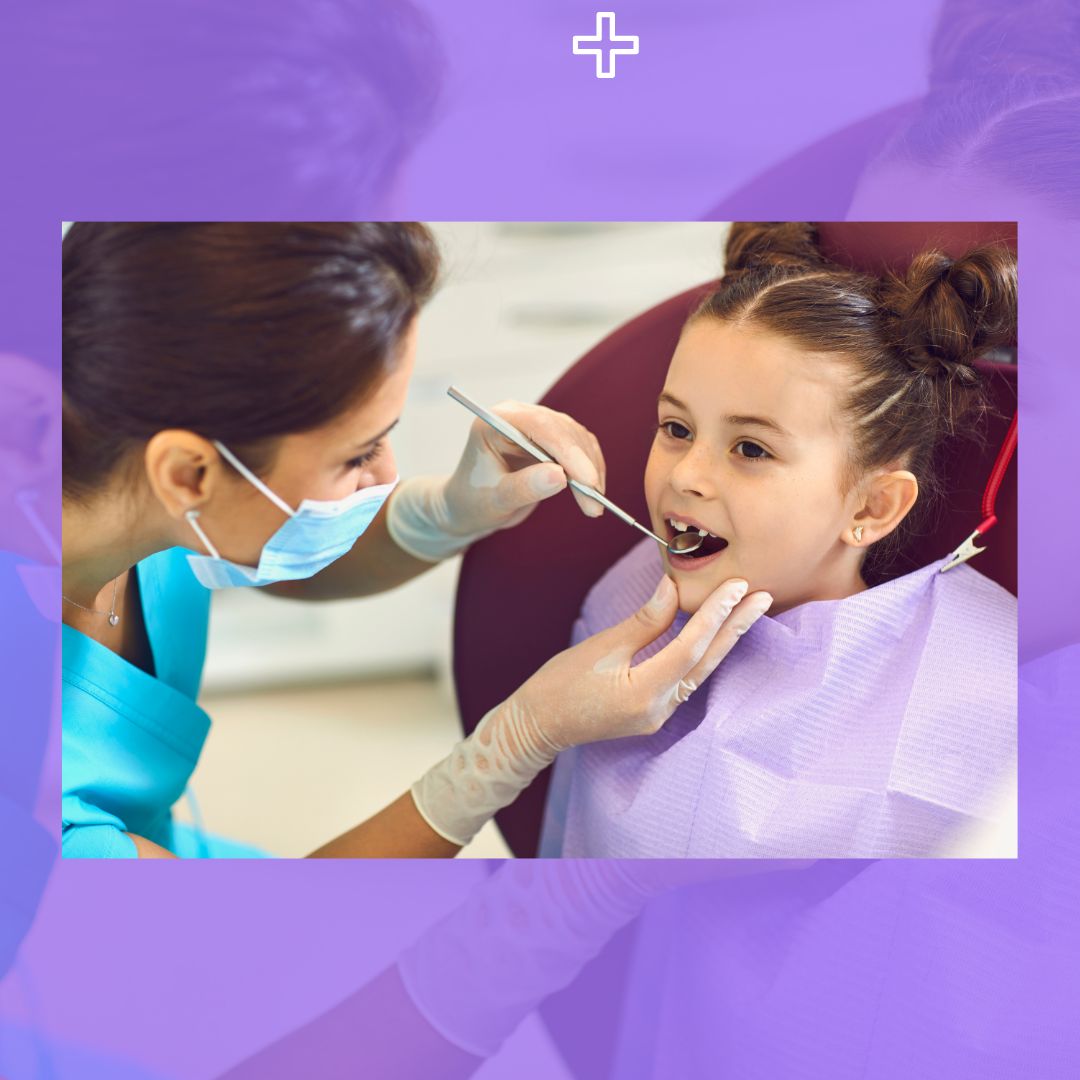 Criança realizando consulta em clínica de odontologia infantil