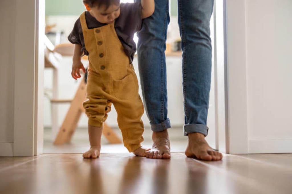 uma forma de ajudar o bebê a perder o medo de andar é segurando em sua mão