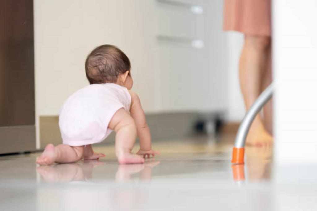 embora seja um marco importante para o desenvolvimento do bebê, algumas crianças podem andar sem engatinhar