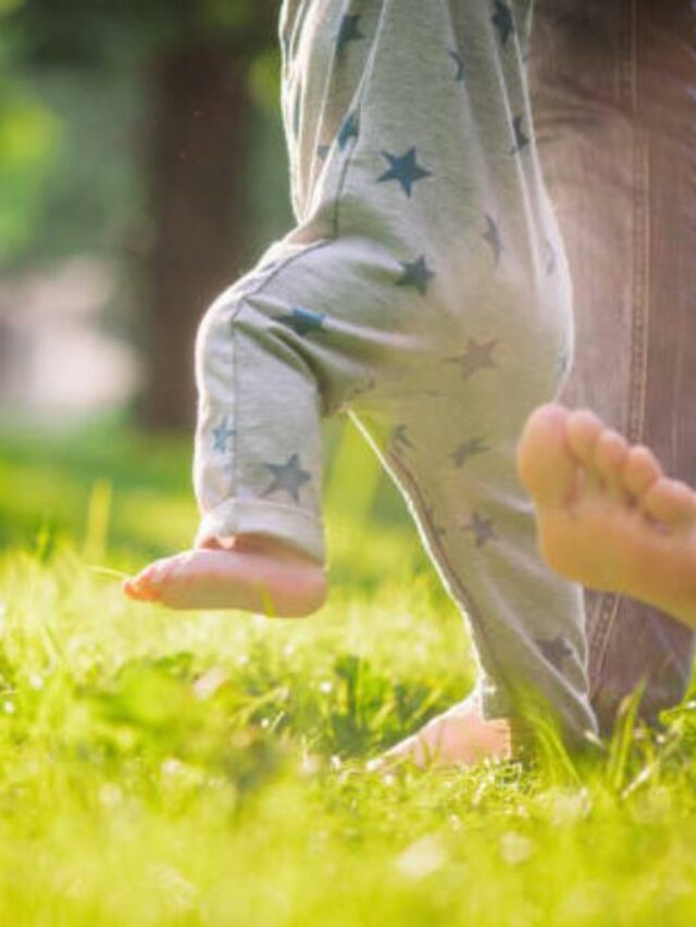 bebê aprendendo a andar na grama