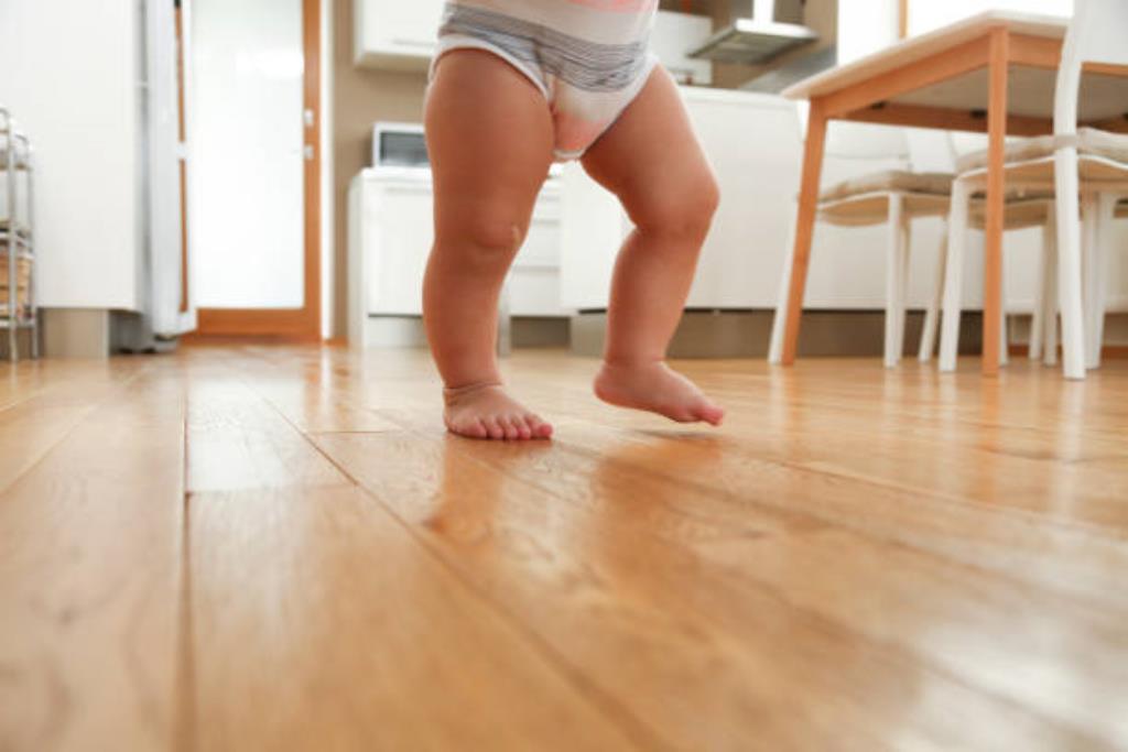 os bebês começam a firmar as pernas com 4 meses, mas só ficam de pé apoiados nos móveis a partir dos 8 meses