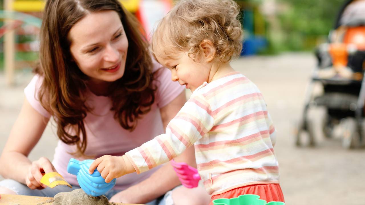 Mãe brincando com criança.