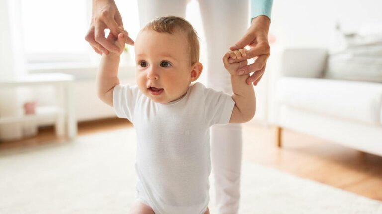 Atraso no andar: Quando devo me preocupar se o bebê não anda?