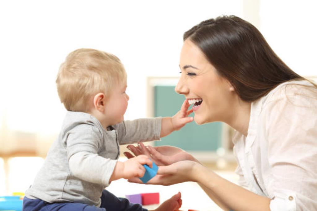 babá brincando com o bebê