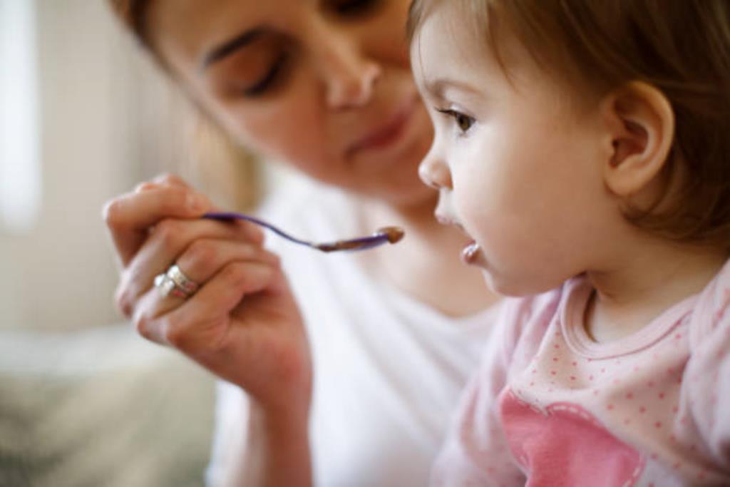 babá dando comida para o bebê