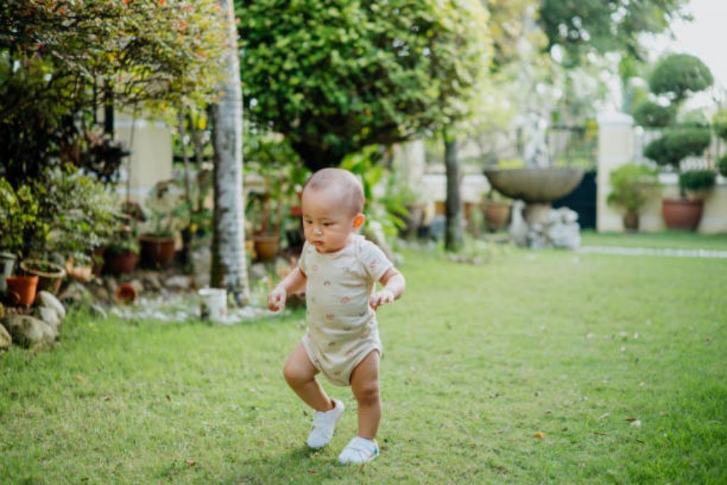 imagem de um bebê com pernas arqueadas aprendendo a andar