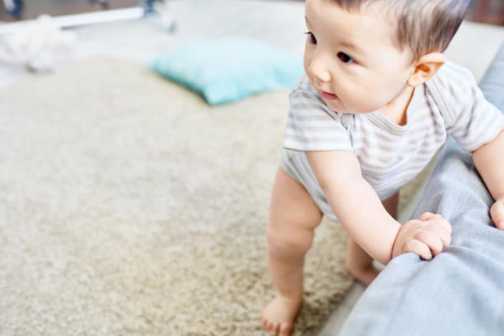 um indício de que logo o bebê começará a andar é quando ele sobe em sofás e cadeiras sozinho