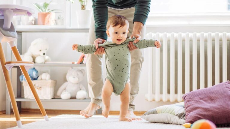 Bebê com medo de andar.