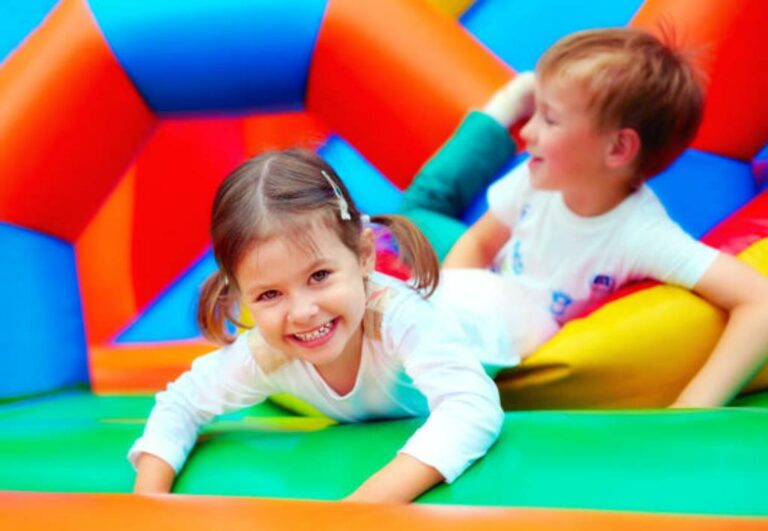 crianças brincando na área infantil de restaurante
