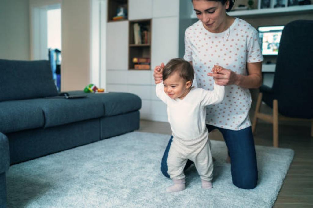 sempre que o bebê se joga para frente quando é colocado de pé, significa que está prestes a andar