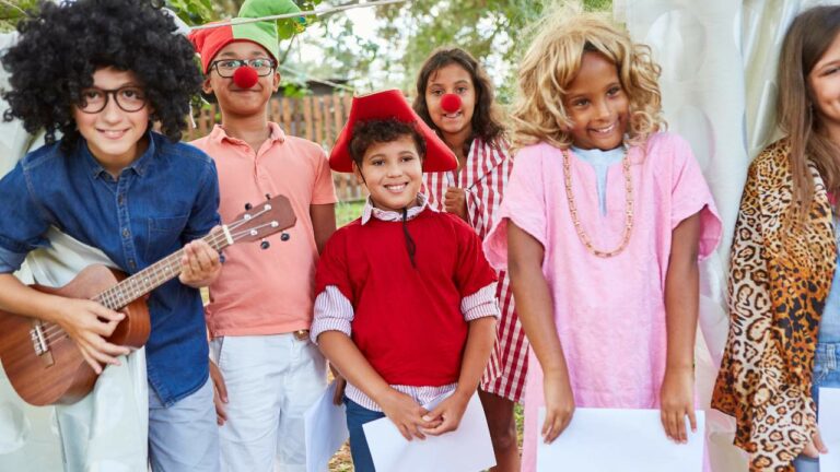 Crianças tendo aula de teatro infantil, caracterizados.