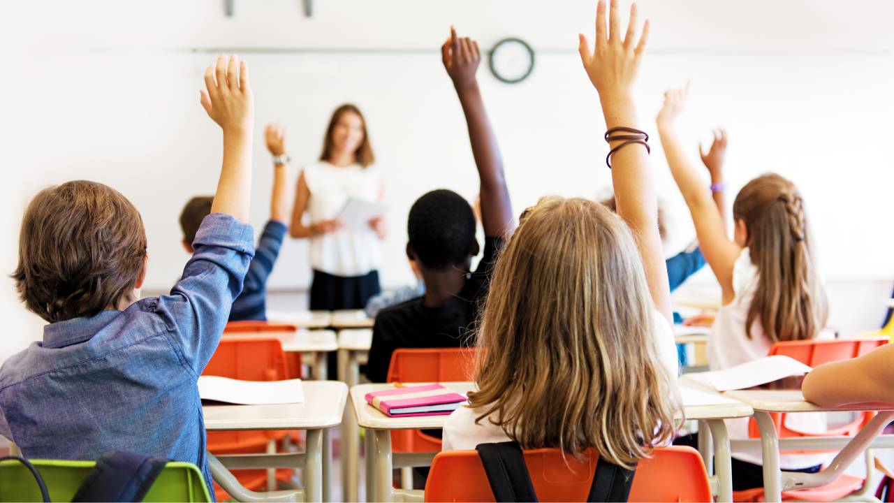 Alunos respondendo pergunta em escola bilíngue.