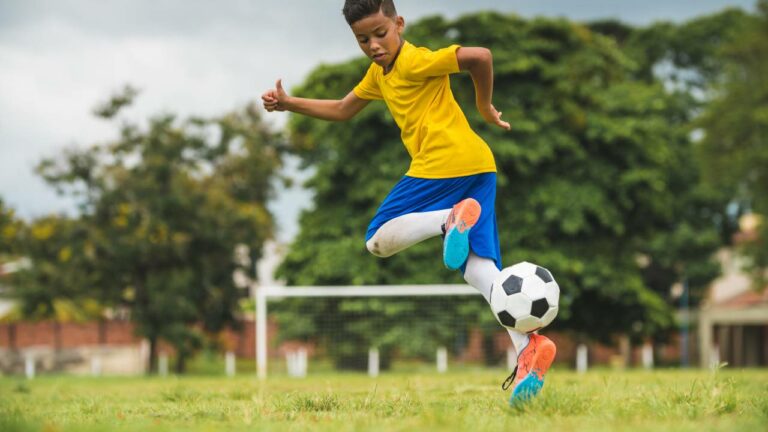 Garoto praticando futebol infantil em São Bernado do campo.