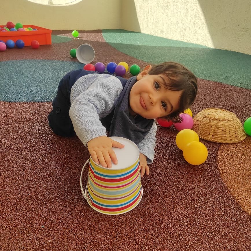 Criança brincando na escola Aviva.