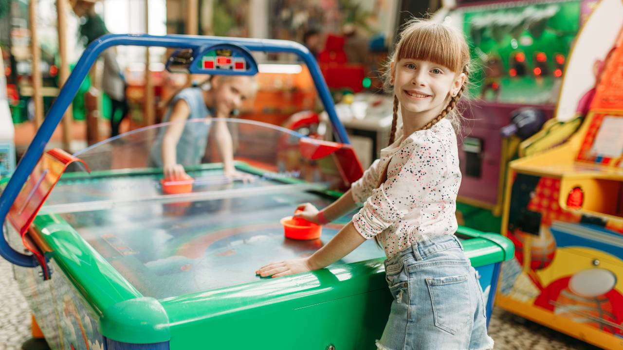 Meninas se divertindo em área dedicada às crianças em shopping center.