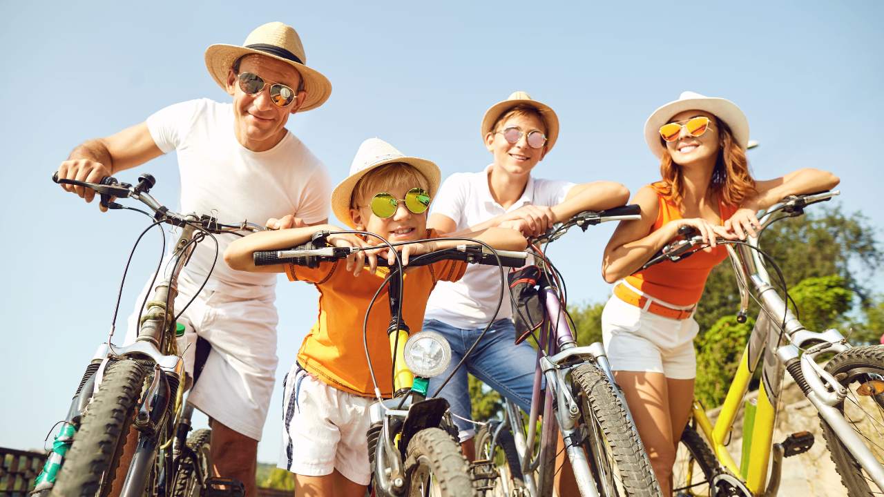 Família no parque fazendo passeio de bicicleta