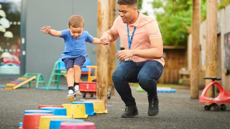 Pai e filho em atividade para crianças pequenas.
