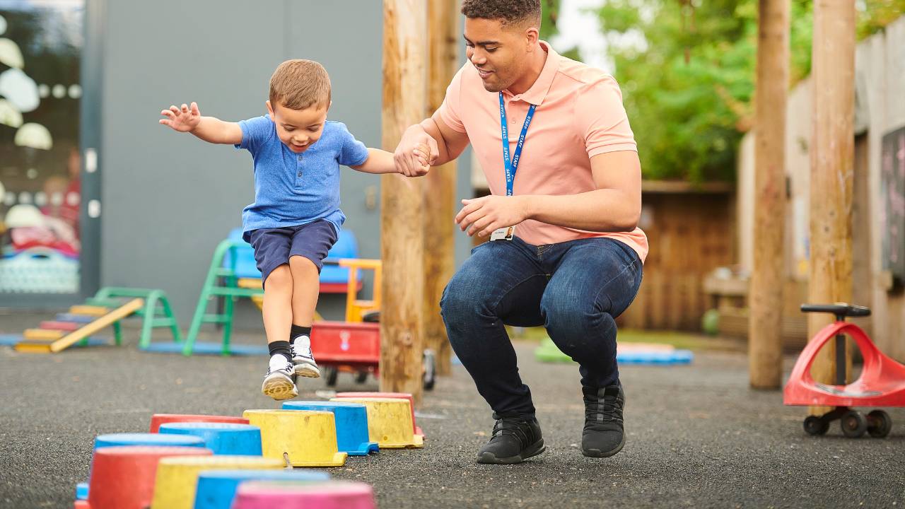 Pai e filho em atividade para crianças pequenas.