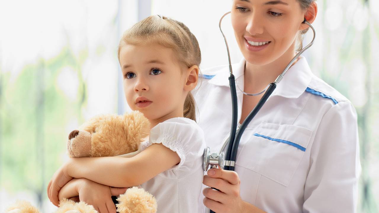 Pediatra no Itaim Bibi examinando criança.