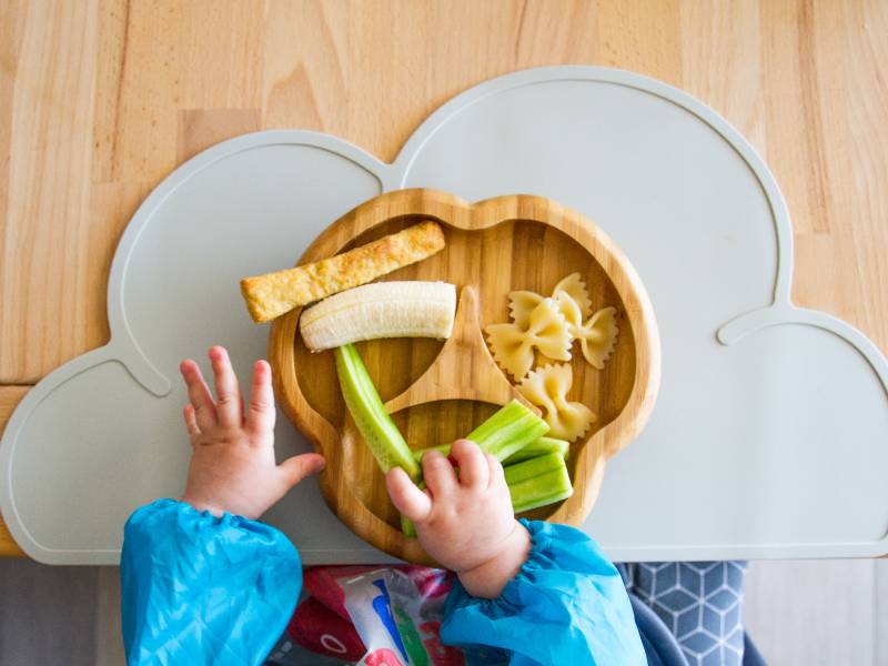 Criança iniciando introdução alimentar.