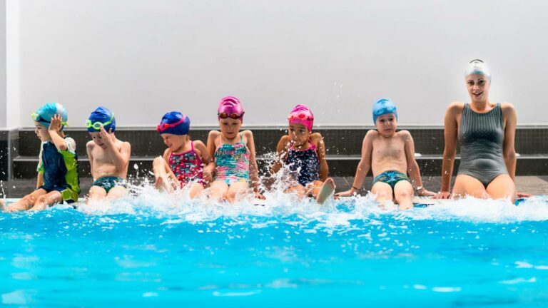 10 Benefícios da natação infantil para o desenvolvimento do seu filho