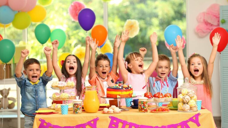 Crianças em buffet infantil em São Paulo.