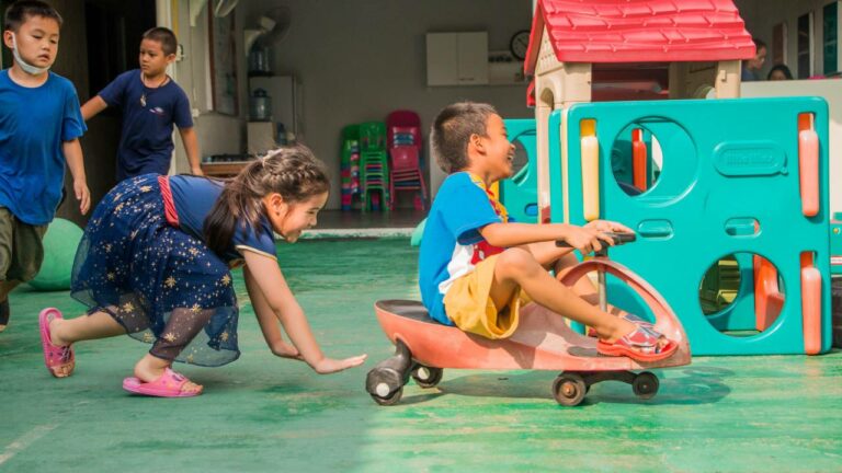 Crianças fazendo brincadeiras que estimulam o desenvolvimento cognitivo e motor.