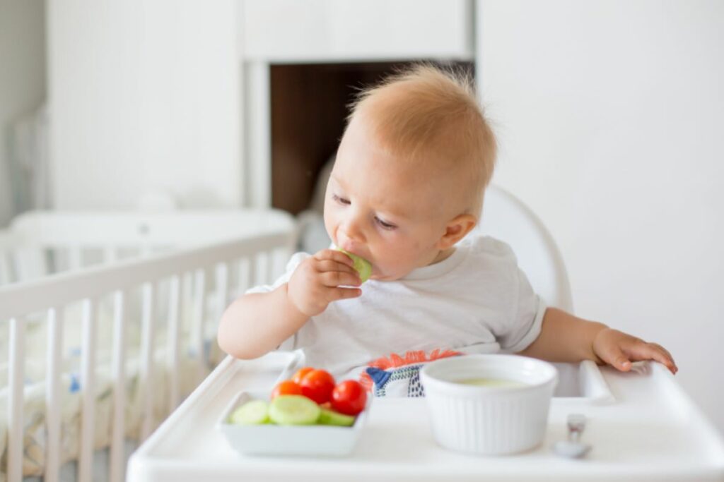 bebê comendo verduras sozinho