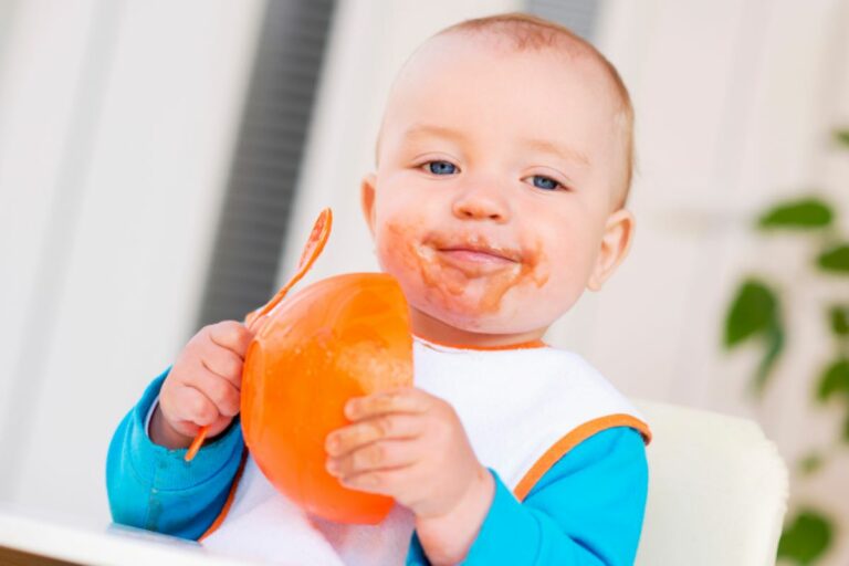 bebê sujo e comendo sozinho