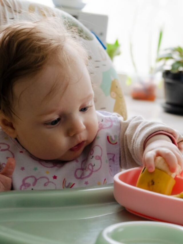 bebê comendo banana