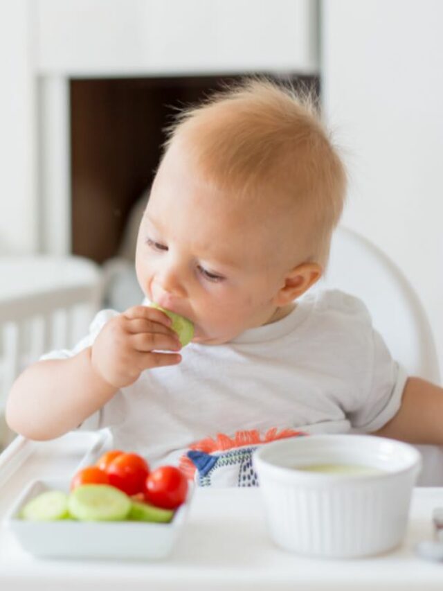 bebê comendo verduras sozinho