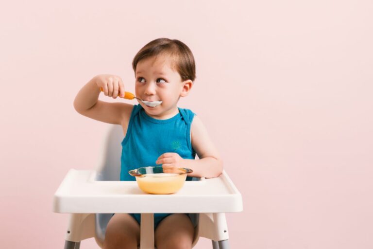 menino comendo papinha