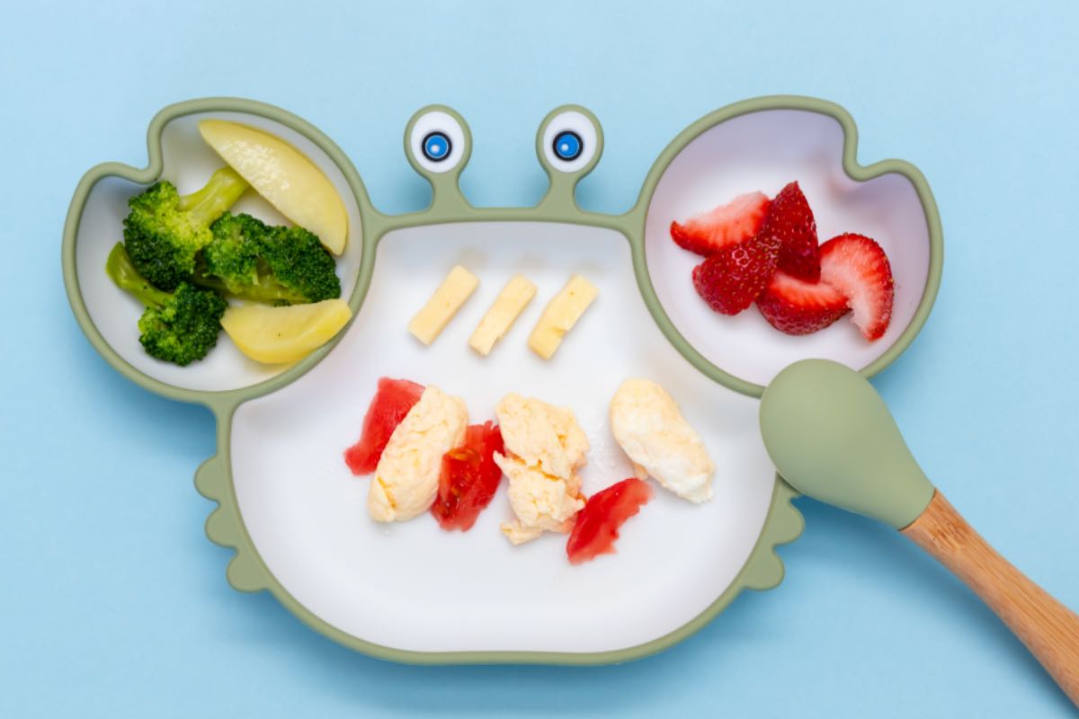 pratinho com frutas e verduras para criança