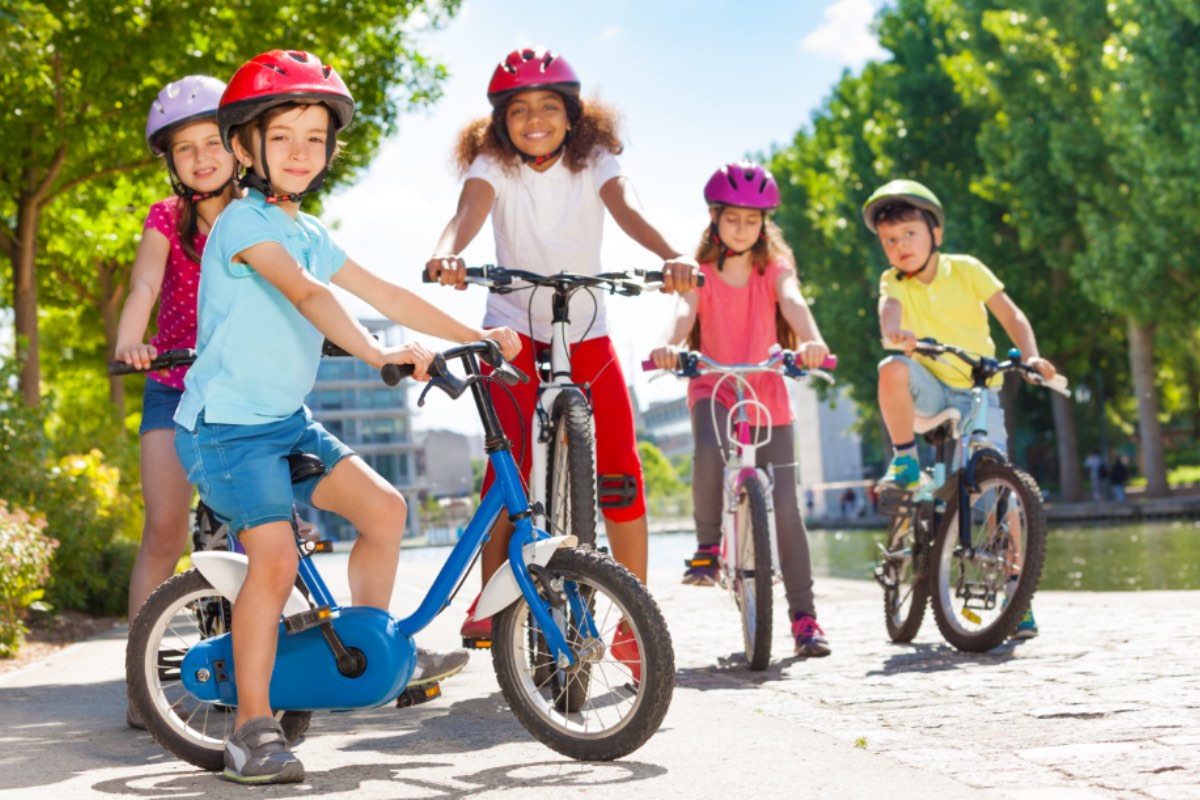 crianças andando de bicicleta nas férias