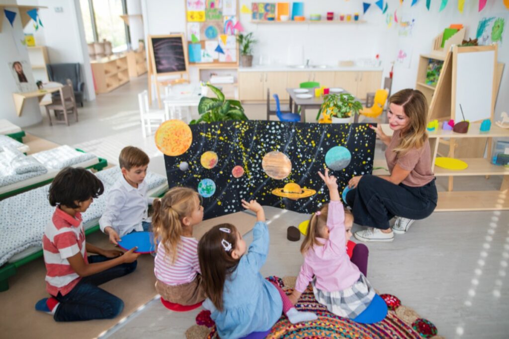 crianças aprendendo pelo método montessori