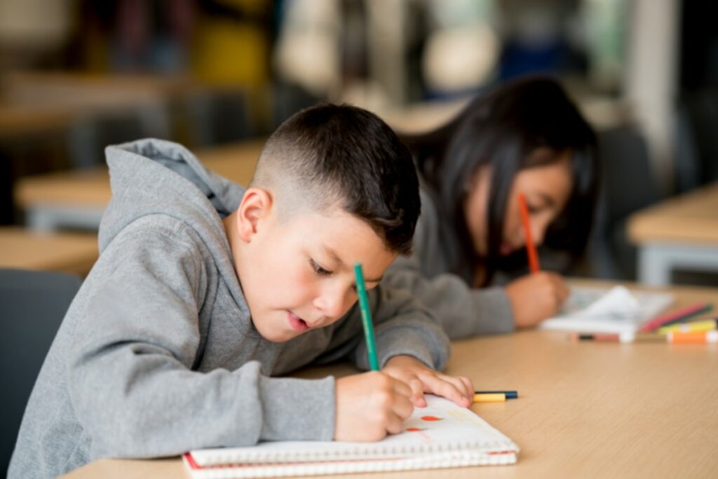 crianças fazendo a tarefa escolar