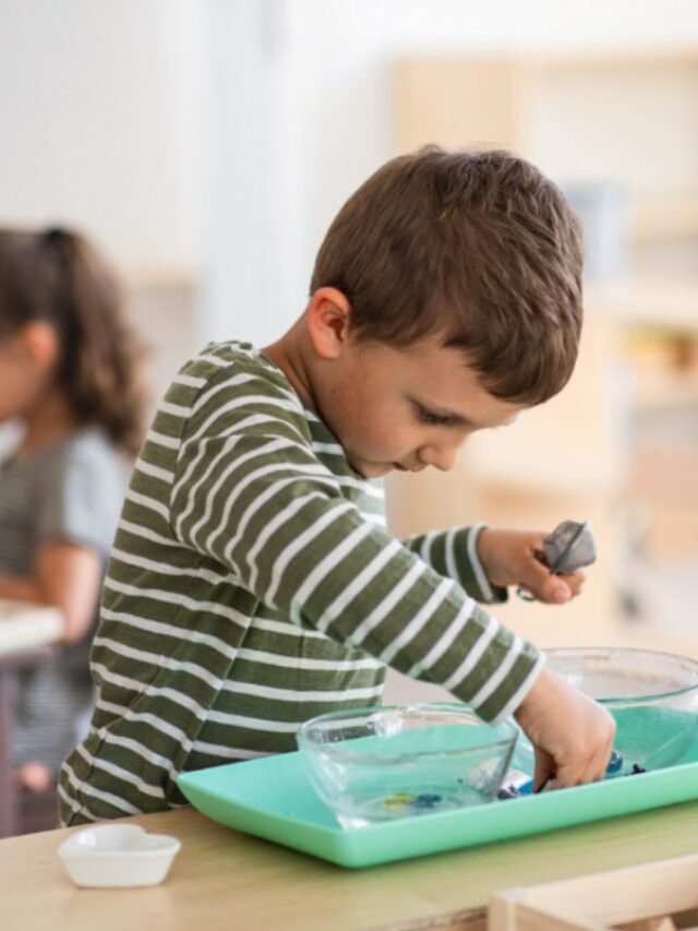 aluno brincando na sala de aula