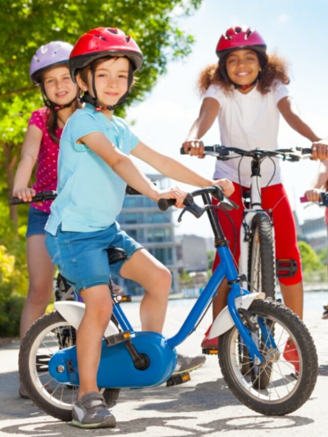 crianças andando de bicicleta nas férias