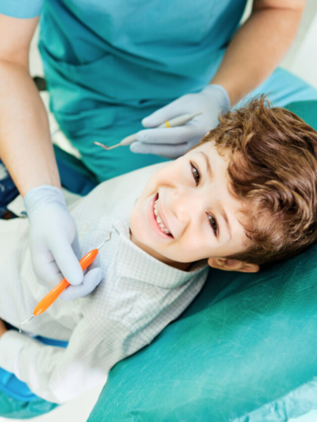 dentista infantil cuidando de um paciente