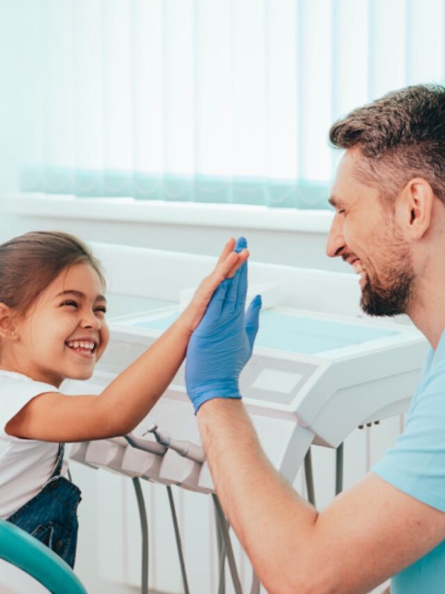 menina e dentista juntos em clínica
