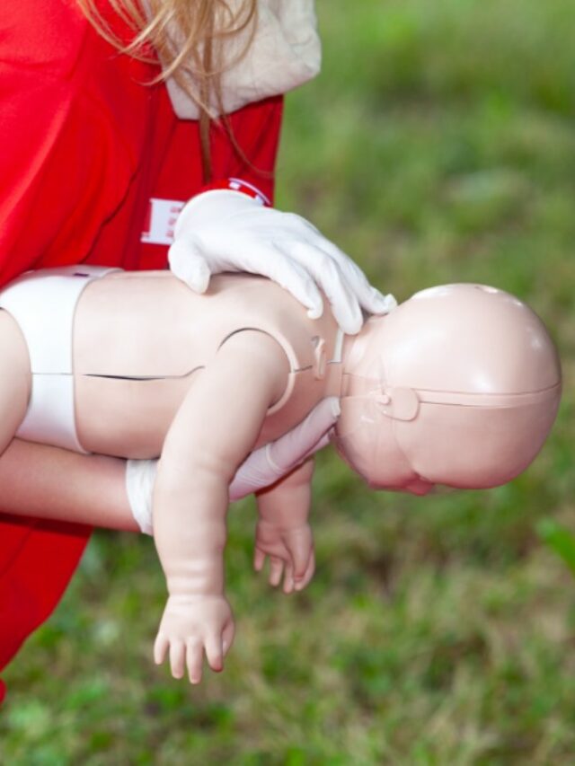 técnica cuidando de um boneco simulando um engasgo