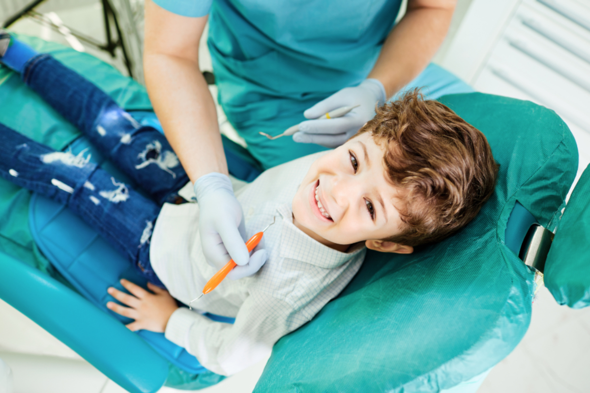 dentista infantil cuidando de um paciente