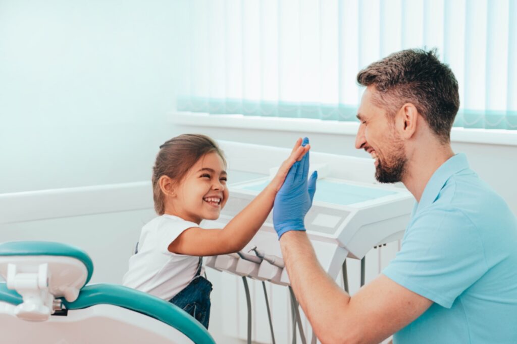 menina e dentista juntos em clínica